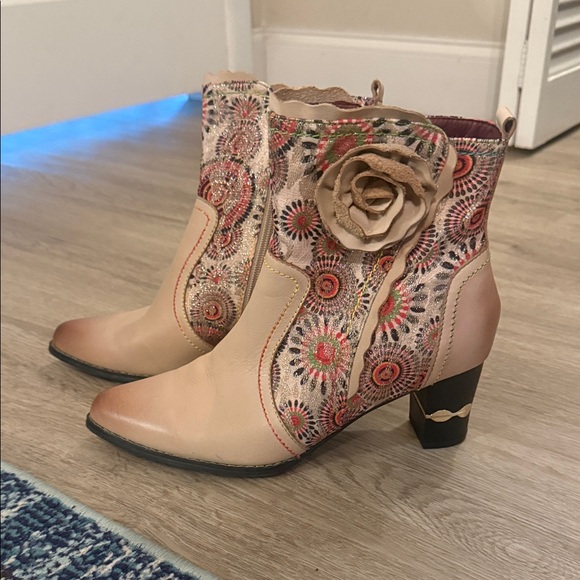 L'artiste Shoes - Floral Embroidered Heeled Boots in Beige and Pink